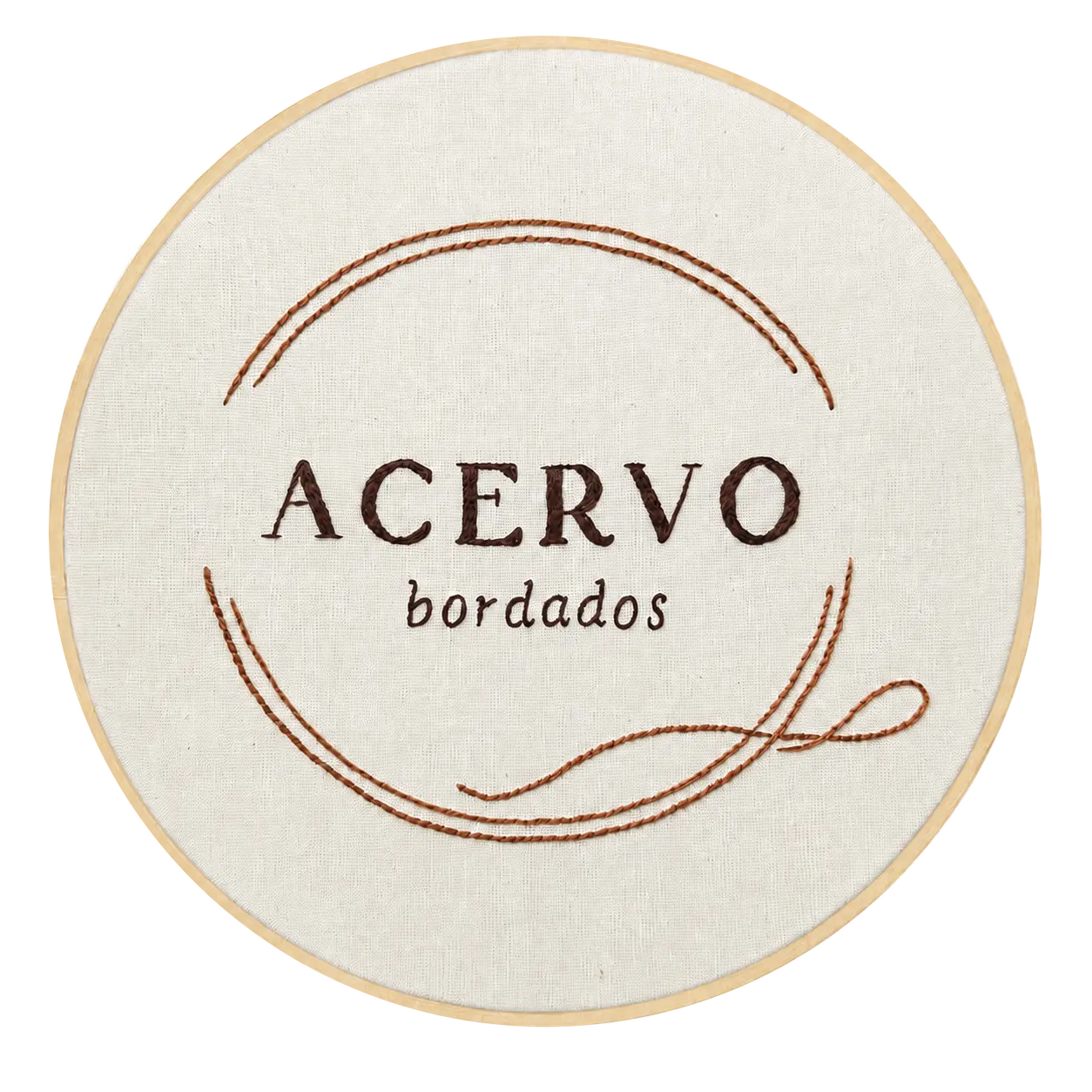 Bastidor circular de madeira com a marca Acervo Bordados finalizada